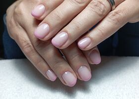 Francouzská manikúra v růžové – Gelové nehty fotografie – Nehty Ilona