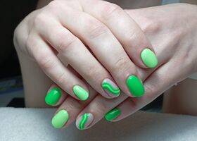 Nehty ve dvou odstínech zelené a vlnka – Modeláž nehtů Brno – Nehty Ilona