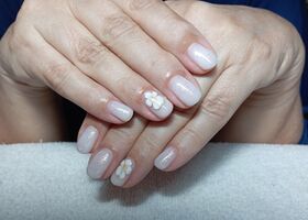 Mléčné krátké nehty s efektovým topem a kytičkou – Gelové nehty fotografie – Nehty Ilona