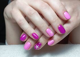 Růžovo-fialové nehty s hvězdičkami – Nehty foto – Nehty Ilona