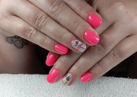 Třpytivé neonově růžové nehty s drinky na dovolenou – Nehty foto – Nehty Ilona